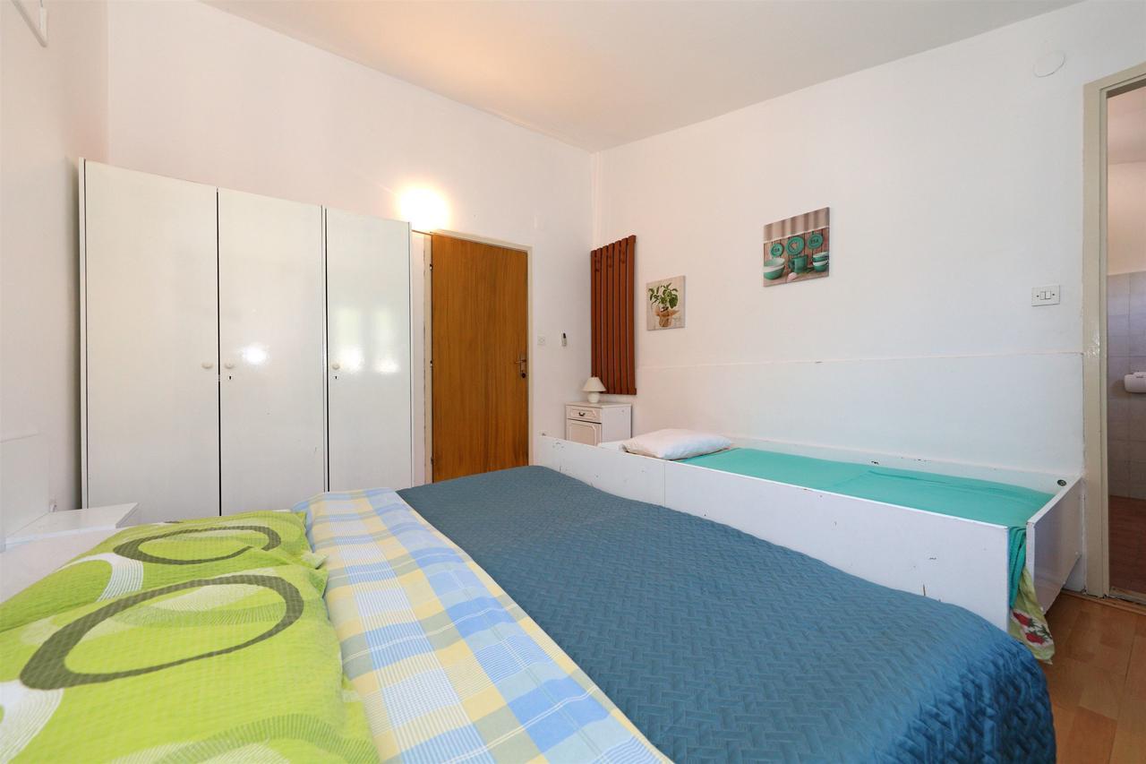 Apartments And Rooms Dragica Starigrad Paklenica Bagian luar foto