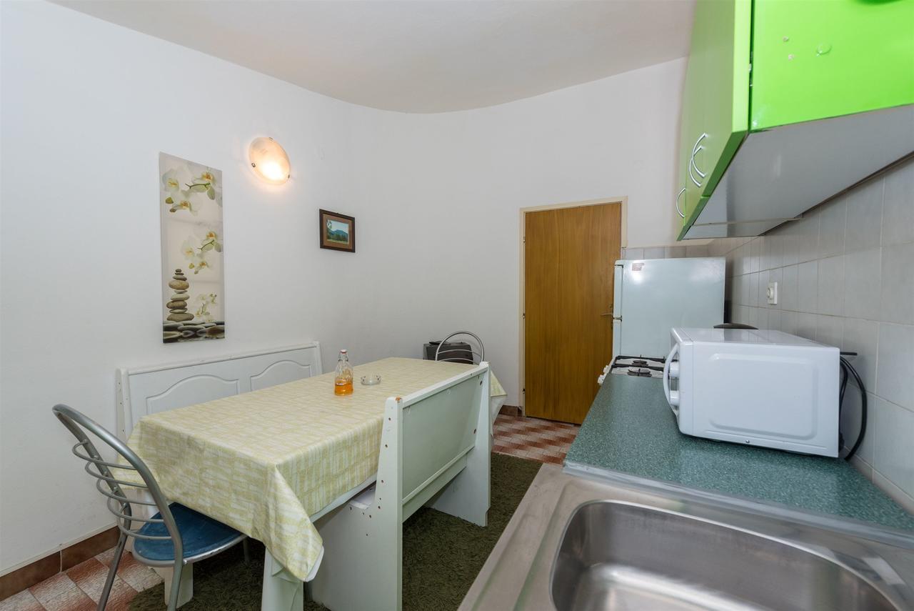 Apartments And Rooms Dragica Starigrad Paklenica Bagian luar foto