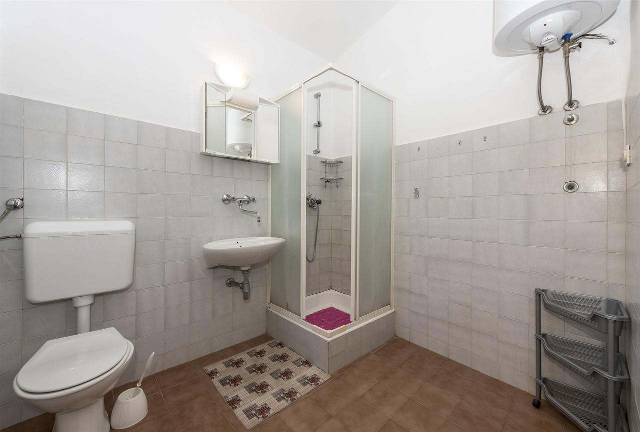 Apartments And Rooms Dragica Starigrad Paklenica Bagian luar foto