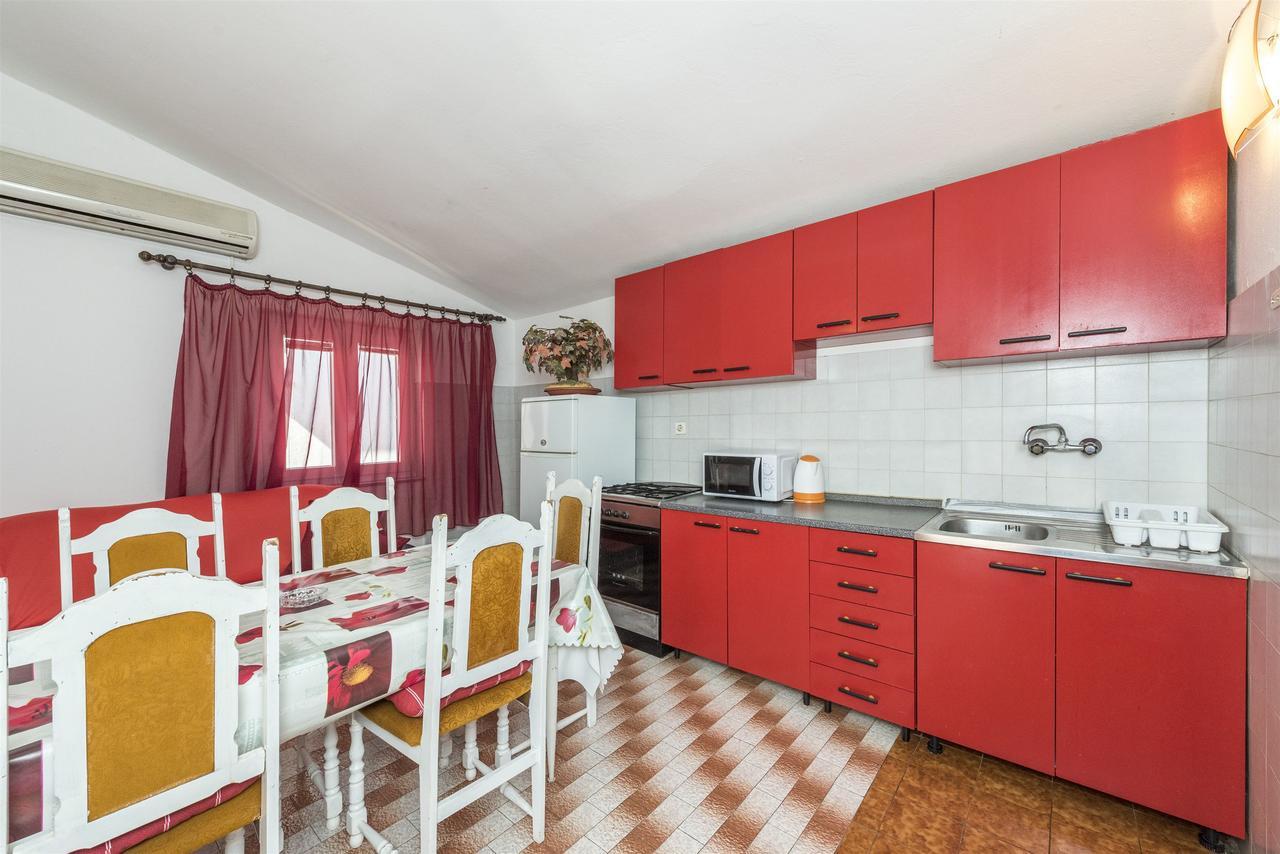 Apartments And Rooms Dragica Starigrad Paklenica Bagian luar foto