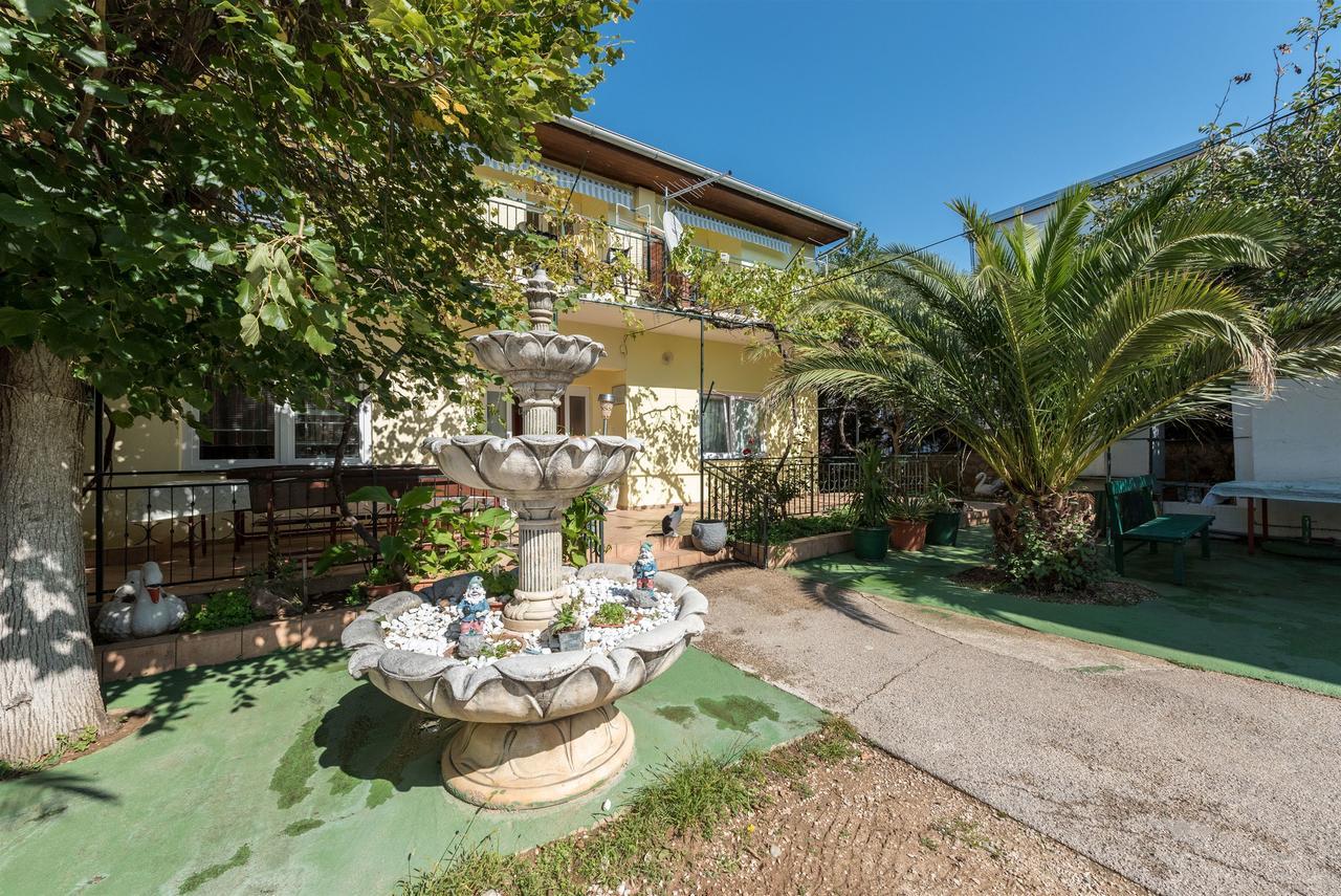 Apartments And Rooms Dragica Starigrad Paklenica Bagian luar foto