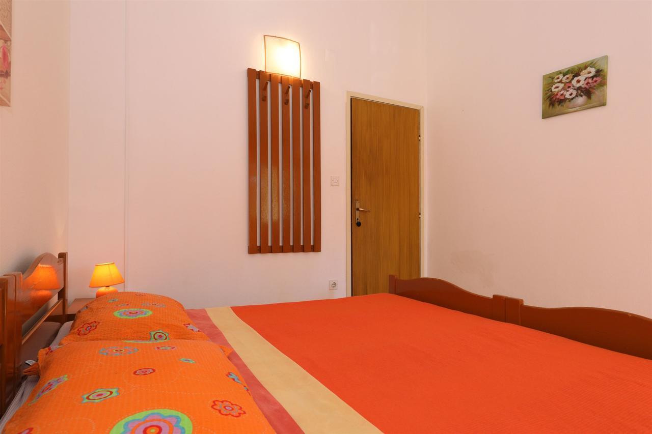 Apartments And Rooms Dragica Starigrad Paklenica Bagian luar foto